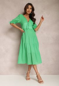Renee - Jasnozielona Sukienka Evonia. Kolor: zielony. Wzór: aplikacja, haft. Typ sukienki: rozkloszowane. Styl: boho. Długość: midi