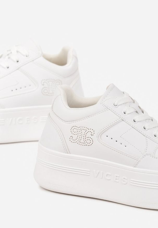 Born2be - Białe Sneakersy Vices na Grubej Podeszwie z Metalicznymi Wstawkami Nelesea. Okazja: na co dzień. Nosek buta: okrągły. Kolor: biały. Sezon: lato, wiosna