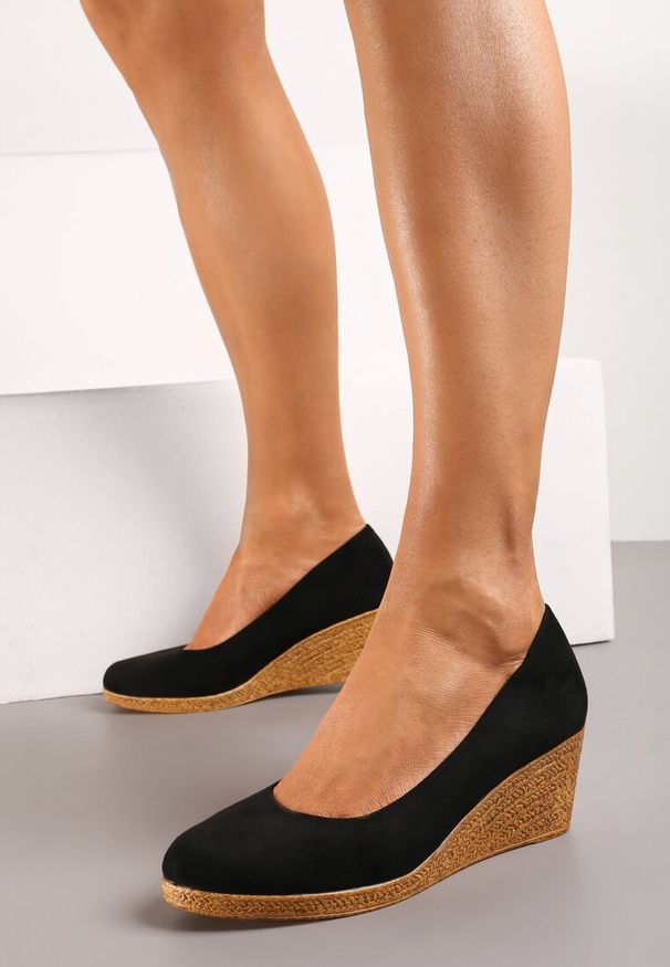 Renee - Czarne Czółenka Vices na Plecionym Koturnie ze Skórzaną Wkładką Ebersa. Kolor: czarny. Materiał: skóra. Wzór: nadruk. Obcas: na koturnie