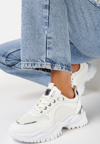Born2be - Białe Sneakersy Irelota. Nosek buta: okrągły. Kolor: biały. Materiał: materiał, tkanina. Szerokość cholewki: normalna #5