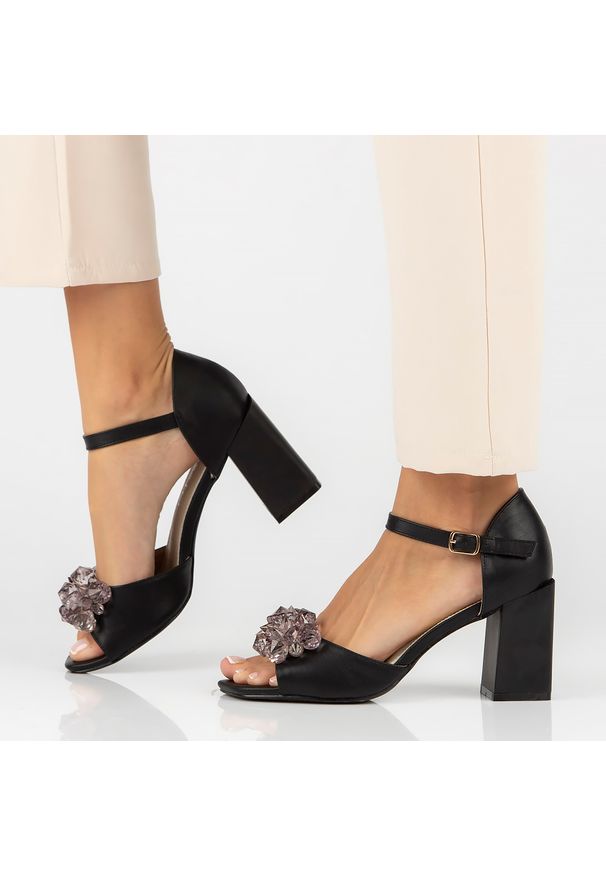 Czarne sandały damskie z kryształami na słupku Filippo Ds4633/23. Kolor: czarny. Materiał: skóra. Obcas: na słupku