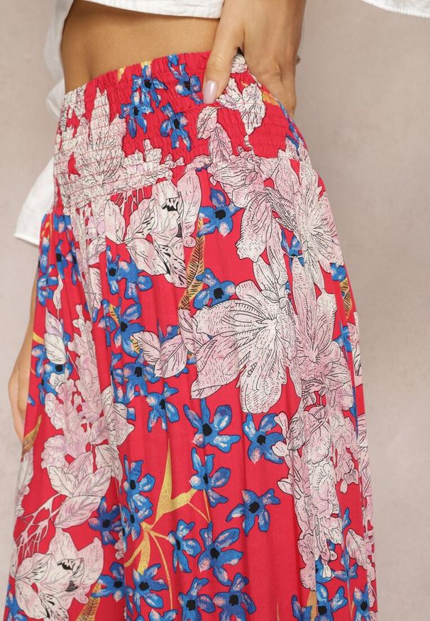 Renee - Ciemnoróżowe Spodnie z Wiskozy z Gumką w Talii i Szerokimi Nogawkami w Kwiaty Selinia. Kolor: różowy. Materiał: wiskoza. Wzór: kwiaty