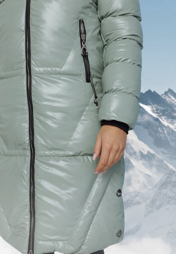 Born2be - Ciemnozielona Pikowana Kurtka z Kapturem i Futerkiem Sahria. Okazja: na co dzień. Typ kołnierza: kaptur. Kolor: zielony. Materiał: futro. Sezon: zima. Styl: klasyczny, casual, elegancki