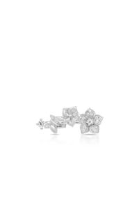 W.KRUK - Broszka srebrna z motywem kwiatowym. Materiał: srebrne. Kolor: srebrny. Wzór: kwiaty. Kamień szlachetny: cyrkonia
