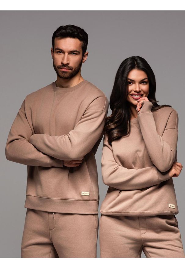 Ombre Clothing - Klasyczna dresowa bluza unisex z okrągłym dekoltem – brązowa V16 OU-SNBC-0104 - XL/XXL. Kolor: brązowy. Materiał: dresówka. Wzór: aplikacja. Styl: klasyczny