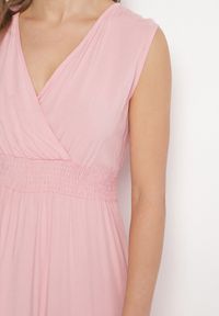 Born2be - Różowa Wiskozowa Sukienka o Kopertowym Kroju z Falbanką Uliria. Kolor: różowy. Materiał: wiskoza. Typ sukienki: kopertowe. Styl: elegancki #6