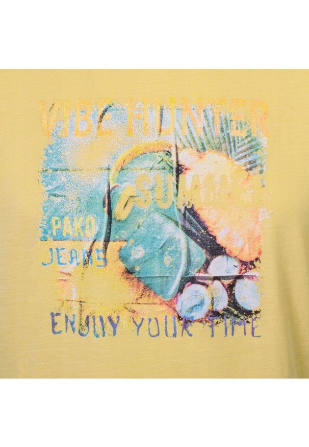 T-Shirt (Koszulka) Męska - Pako Jeans - Żółty Kolor z Printem. Okazja: na co dzień. Kolor: żółty, wielokolorowy, złoty. Materiał: bawełna. Wzór: nadruk. Styl: casual