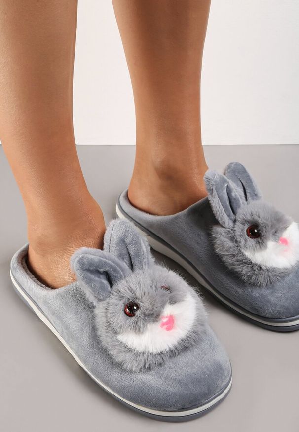 Renee - Szare Kapcie Antinna. Zapięcie: bez zapięcia. Kolor: szary. Materiał: dresówka, welur, materiał. Wzór: aplikacja. Styl: sportowy