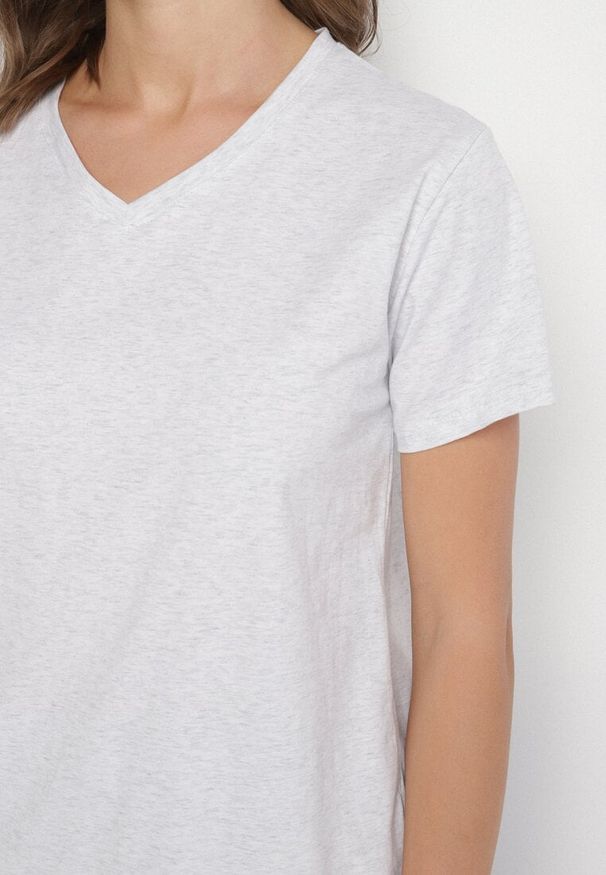 Born2be - Jasnoszary Bawełniany T-shirt z Trójkątnym Dekoltem Nelirna. Okazja: na co dzień. Kolor: szary. Materiał: bawełna. Styl: casual