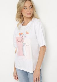 Born2be - Biały Bawełniany T-shirt Oversize z Ozdobnym Nadrukiem Setaliria. Okazja: na co dzień. Kolor: biały. Materiał: bawełna. Wzór: nadruk. Styl: klasyczny, casual, elegancki #2