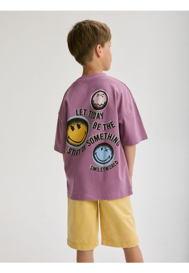 Reserved - T-shirt oversize SmileyWorld® - fioletowy. Kolor: fioletowy. Materiał: bawełna, dzianina