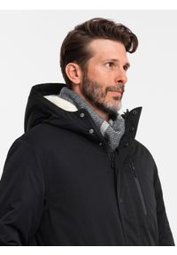 Ombre Clothing - Długa kurtka męska parka z kożuszkiem – czarna V4. Typ kołnierza: kaptur. Kolor: czarny. Materiał: guma, wełna, poliester, materiał, syntetyk. Długość: długie. Wzór: aplikacja. Styl: klasyczny #7