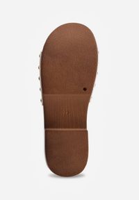 Renee - Białe Klapki Ozdobione Nitami i Metaliczną Aplikacją Doviana. Okazja: na co dzień. Kolor: biały. Wzór: aplikacja. Styl: casual, boho #5