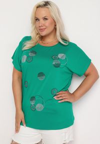Born2be - Zielony T-shirt z Bawełny Wykończony Cyrkoniami Krissianne. Okazja: do pracy, na co dzień. Kolor: zielony. Materiał: bawełna. Wzór: aplikacja, geometria. Styl: casual, elegancki #1