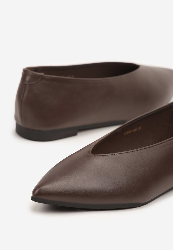Renee - Ciemnobrązowe Balerinki Vices z Wkładką ze Skóry Naturalnej w Klasycznym Stylu Nalivee. Okazja: na co dzień. Kolor: brązowy. Materiał: skóra. Styl: klasyczny