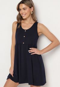 Born2be - Granatowa Sukienka o Rozkloszowanym Kroju na Szerokich Ramiączkach z Guzikami Jenovira. Okazja: na co dzień. Kolor: niebieski. Długość rękawa: na ramiączkach. Styl: casual #1