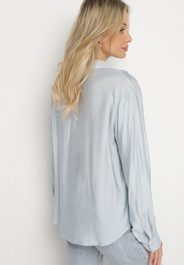 Born2be - Jasnoniebieska Koszula Oversize z Rękawami z Możliwością Podpięcia Sorria. Okazja: na co dzień. Kolor: niebieski. Materiał: jeans. Długość rękawa: długi rękaw. Długość: długie. Styl: elegancki, casual, klasyczny