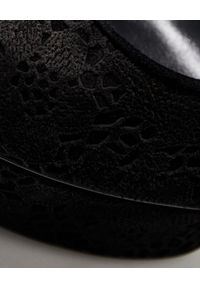 Casadei - CASADEI - Czarne szpilki na platformie. Nosek buta: okrągły. Kolor: czarny. Materiał: koronka, zamsz. Obcas: na platformie. Styl: klasyczny, wizytowy. Wysokość obcasa: wysoki #5