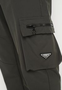 Born2be - Ciemnozielone Spodnie Dresowe w Stylu Cargo z Bawełny Niniviea. Okazja: do domu, na co dzień. Kolor: zielony. Materiał: bawełna, dresówka. Styl: casual #3