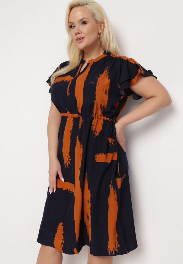 Born2be - Czarno-Pomarańczowa Sukienka ze Sznurkiem w Pasie i Artystycznym Wzorem Lesidna. Kolor: niebieski. Materiał: tkanina