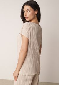 Born2be - Beżowa Bluzka na Krótki Rękaw z Plisowanej Tkaniny Undirea. Okazja: do pracy, na co dzień. Kolor: beżowy. Materiał: tkanina. Długość rękawa: krótki rękaw. Długość: krótkie. Styl: elegancki, klasyczny, casual #4