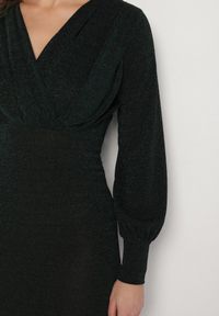 Born2be - Zielona Dopasowana Sukienka z Kopertowym Dekoltem i Bufiastymi Rękawami Ulonissa. Okazja: na imprezę. Typ kołnierza: dekolt w kształcie V. Kolor: zielony. Typ sukienki: kopertowe. Styl: klasyczny #6