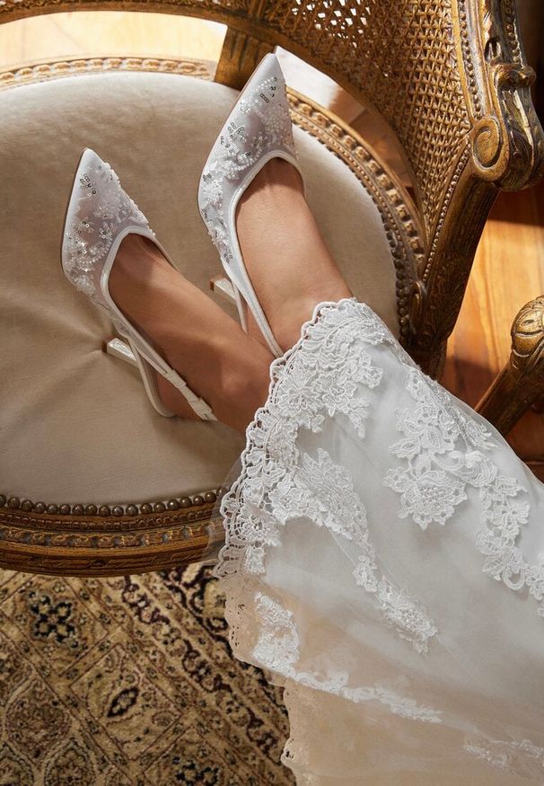 Renee - Białe Sandały na Szpilce Typu Slingback z Cekinami Resseris. Okazja: na ślub cywilny, na wesele, na imprezę. Kolor: biały. Materiał: koronka. Obcas: na szpilce. Styl: elegancki