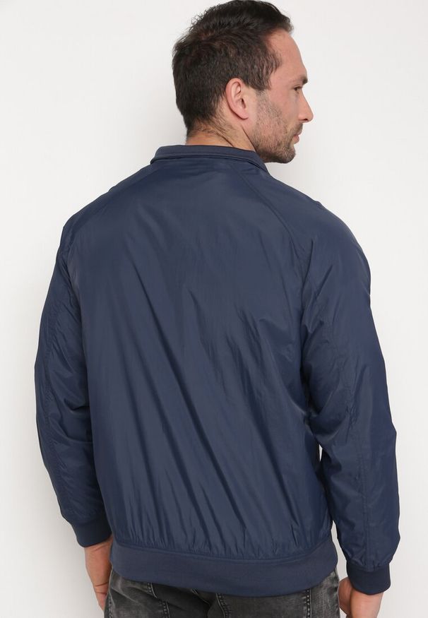 Born2be - Granatowa Kurtka Typu Wiatrówka z Kieszeniami na Suwaki Nollafa. Kolor: niebieski