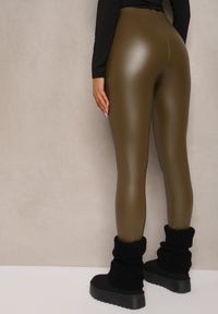 Renee - Zielone Legginsy High Waist z Imitacji Skóry z Gumką w Pasie Ozdobione Guzikami Sinairis. Okazja: na spotkanie biznesowe. Stan: podwyższony. Kolor: zielony. Materiał: skóra. Wzór: aplikacja. Styl: klasyczny, rockowy, biznesowy