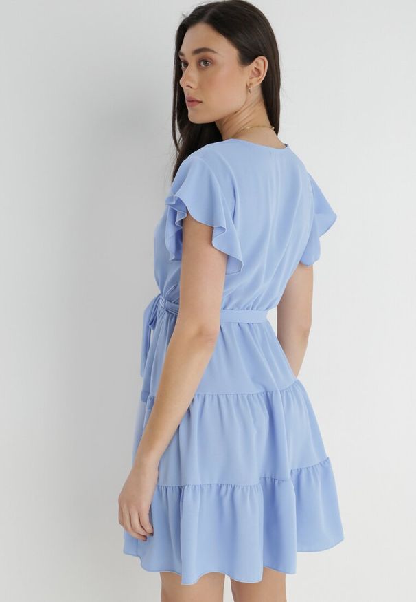 Born2be - Jasnoniebieska Sukienka z Paskiem Laodima. Kolor: niebieski. Materiał: materiał. Typ sukienki: kopertowe. Długość: mini