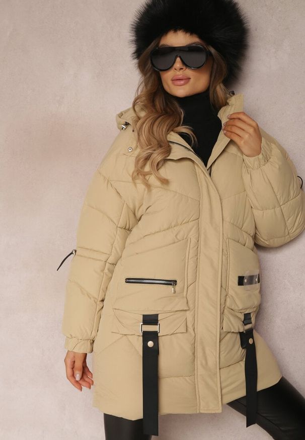 Renee - Beżowa Kurtka Pikowana Kagia. Typ kołnierza: komin. Kolor: beżowy. Materiał: jeans, wełna, materiał. Długość rękawa: długi rękaw. Długość: długie. Wzór: paski, aplikacja. Sezon: zima