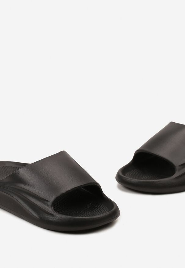 Renee - Czarne Basenowe Klapki z Piankowego Materiału Silk. Okazja: na plażę. Kolor: czarny. Materiał: materiał