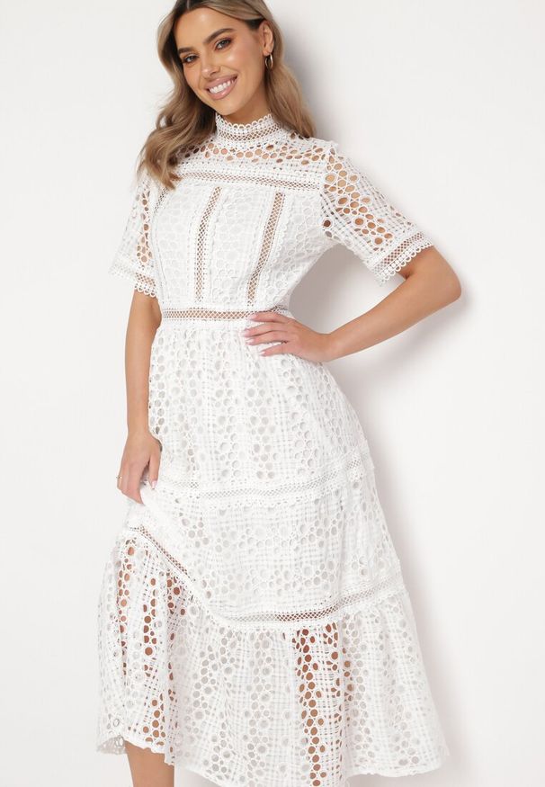 Born2be - Biała Maxi Sukienka Rozkloszowana w Ażurowy Wzór z Falbanką Raviletta. Okazja: na spacer, na plażę. Kolor: biały. Wzór: ażurowy. Sezon: lato. Styl: boho. Długość: maxi