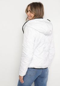 Born2be - Biała Pikowana Kurtka z Kapturem o Dwustronnym Kroju Tahalia. Okazja: na spacer. Typ kołnierza: kaptur. Kolor: biały. Materiał: dzianina, poliester, wełna, jeans, futro #4