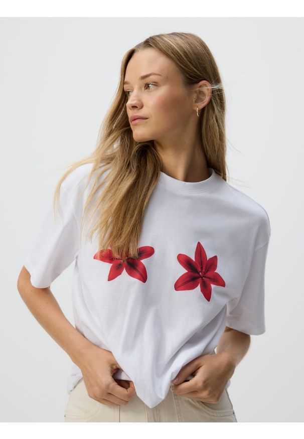 Reserved - T-shirt z nadrukiem - biały. Kolor: biały. Materiał: dzianina, bawełna. Wzór: nadruk