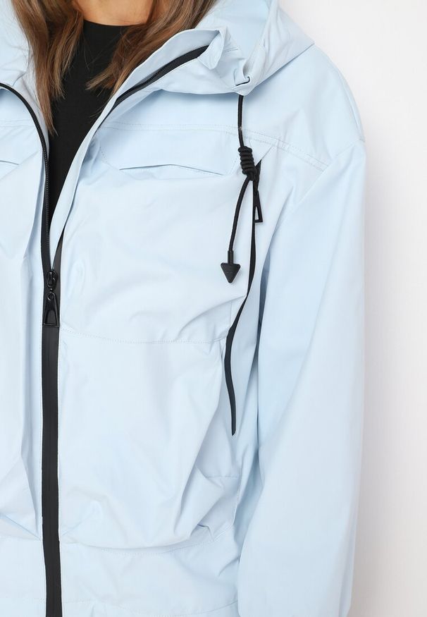 Born2be - Jasnoniebieska Kurtka Wiatrówka z Kieszeniami i Ściągaczami Braliana. Okazja: na spacer. Kolor: niebieski. Materiał: jeans. Styl: sportowy, elegancki