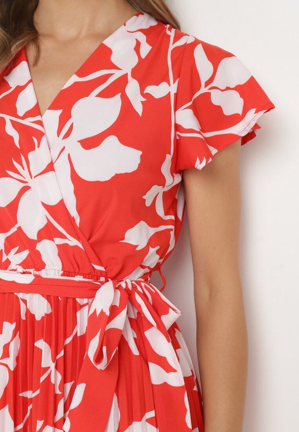 Born2be - Czerwona Kopertowa Plisowana Sukienka z Gumką i Paskiem w Talii Denevia. Okazja: na co dzień. Kolor: czerwony. Długość rękawa: krótki rękaw. Typ sukienki: kopertowe. Styl: casual