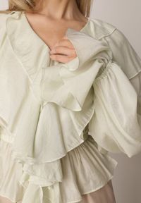 Born2be - Zielona Bluzka Elegancka z Falbanami z Rozszerzanymi Rękawami Irintora. Okazja: na co dzień. Kolor: zielony. Materiał: jeans. Długość: długie. Styl: elegancki #7