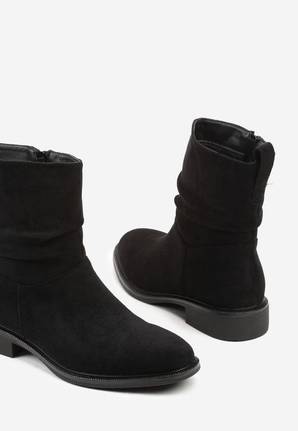 Born2be - Czarne Marszczone Botki do Kostki Ilonina. Okazja: na co dzień. Kolor: czarny. Materiał: zamsz, jeans. Obcas: na płaskiej podeszwie. Styl: klasyczny, casual