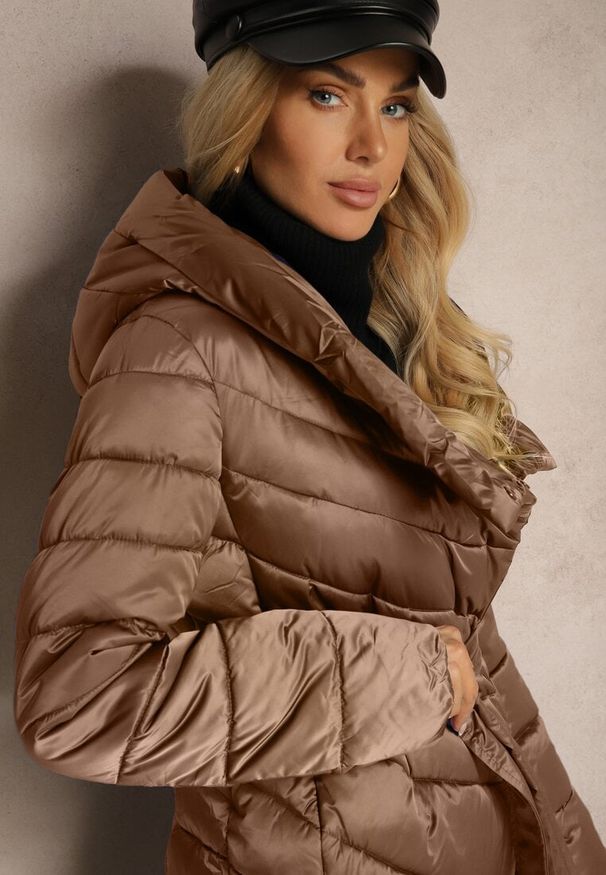 Renee - Brązowa Asymetryczna Kurtka z Pikowanym Przeszyciem Kapturem i Wiązanym Paskiem Tilisia. Okazja: na co dzień. Kolor: brązowy. Sezon: zima. Styl: casual, elegancki