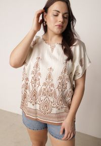 Born2be - Beżowa Wiskozowa Bluzka z Etnicznym Wzorem Melloshell. Okazja: na co dzień. Kolor: beżowy. Materiał: wiskoza. Styl: elegancki, casual #1