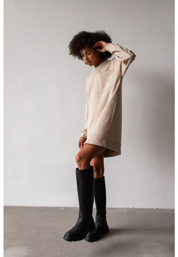 Marsala - Długa bluza o kroju oversize z kieszonką w kolorze BEIGE - BRESSO BY MARSALA. Okazja: na co dzień. Materiał: bawełna, dresówka, dzianina, jeans. Długość: długie. Wzór: gładki. Styl: sportowy, elegancki, casual