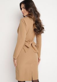 Born2be - Brązowa Kopertowa Sukienka z Paskiem Usztywnionymi Ramionami i Rozcięciem z Tyłu Werige. Okazja: na co dzień. Typ kołnierza: dekolt w kształcie V. Kolor: brązowy. Materiał: skóra. Typ sukienki: kopertowe. Styl: casual #2