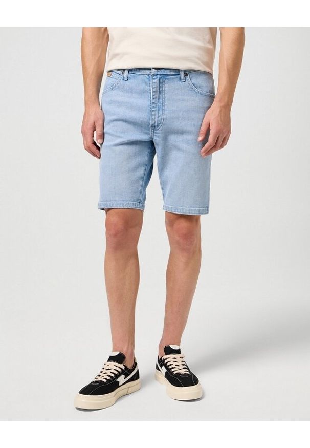 Wrangler - WRANGLER MESKIE SZORTY TEXAS SHORTS WHISPER BLUE 112350870 W11C017967. Okazja: na co dzień. Materiał: jeans, denim, elastan, len, bawełna, materiał. Długość: krótkie. Sezon: lato. Styl: wakacyjny, klasyczny, elegancki, casual