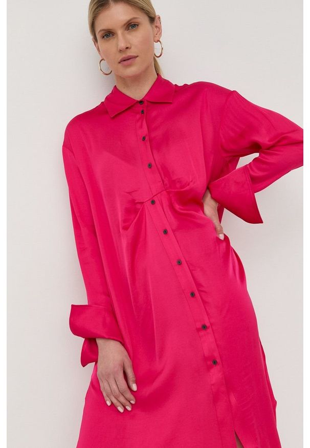 Birgitte Herskind sukienka kolor różowy midi oversize. Kolor: różowy. Materiał: tkanina, guma. Długość rękawa: długi rękaw. Typ sukienki: oversize. Długość: midi