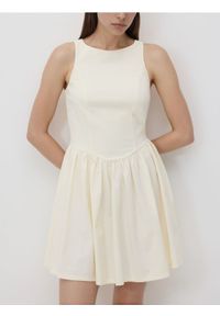 Reserved - Sukienka z kokardą - kremowy. Typ kołnierza: kokarda. Kolor: kremowy. Materiał: dzianina #1