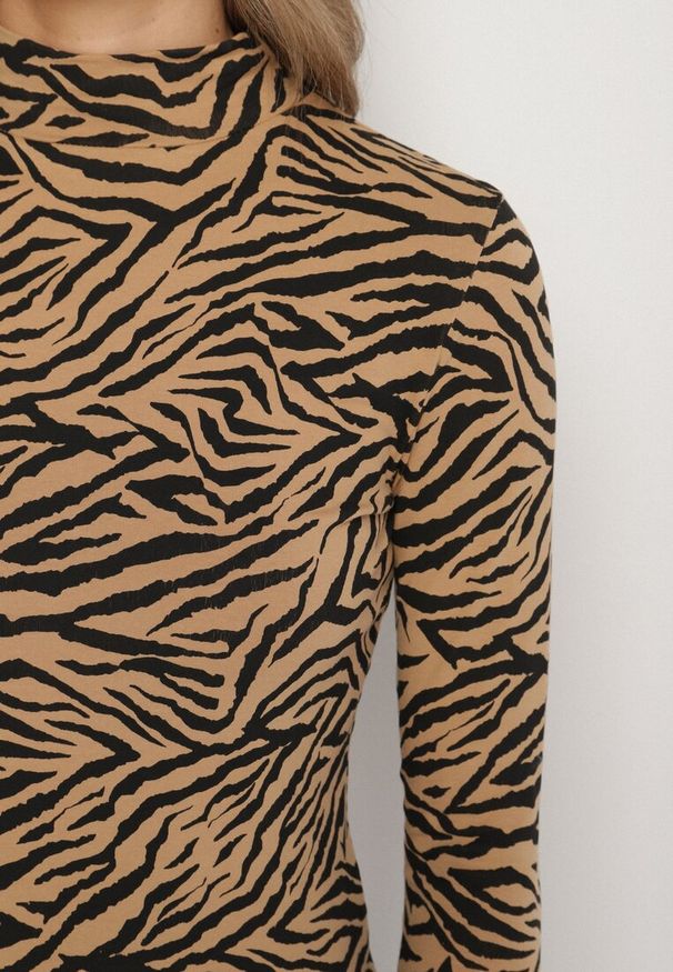 Born2be - Brązowa Bawełniana Bluzka Golf z Długim Rękawem w Zebrę Velmire. Okazja: na imprezę, na co dzień. Typ kołnierza: golf. Kolor: brązowy. Materiał: bawełna. Długość rękawa: długi rękaw. Długość: długie. Wzór: motyw zwierzęcy. Styl: klasyczny, casual, elegancki