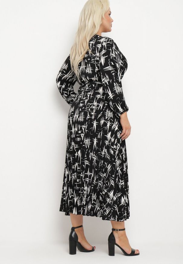 Born2be - Czarno-Biała Rozkloszowana Sukienka Maxi z Gumką w Talii i Abstrakcyjnym Wzorem Akallia. Kolor: biały. Typ sukienki: rozkloszowane. Styl: elegancki. Długość: maxi