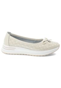 Półbuty damskie Filippo, cholewka ze skóry naturalnej z subtelną perforacją wsuwany fason z ozdobną kokardą, beżowe, DP6718/26. Okazja: na co dzień. Kolor: beżowy. Materiał: skóra. Szerokość cholewki: normalna. Wzór: ażurowy, aplikacja. Sezon: wiosna, lato. Styl: casual, elegancki #3