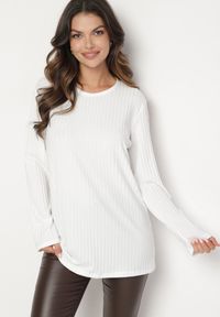 Born2be - Biała Prążkowana Bluzka Longsleeve Gigiora. Okazja: na spotkanie biznesowe, na co dzień. Kolor: biały. Materiał: prążkowany. Długość rękawa: długi rękaw. Styl: biznesowy, casual, elegancki